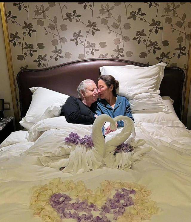 61岁杨紫琼晒娃庆祝!