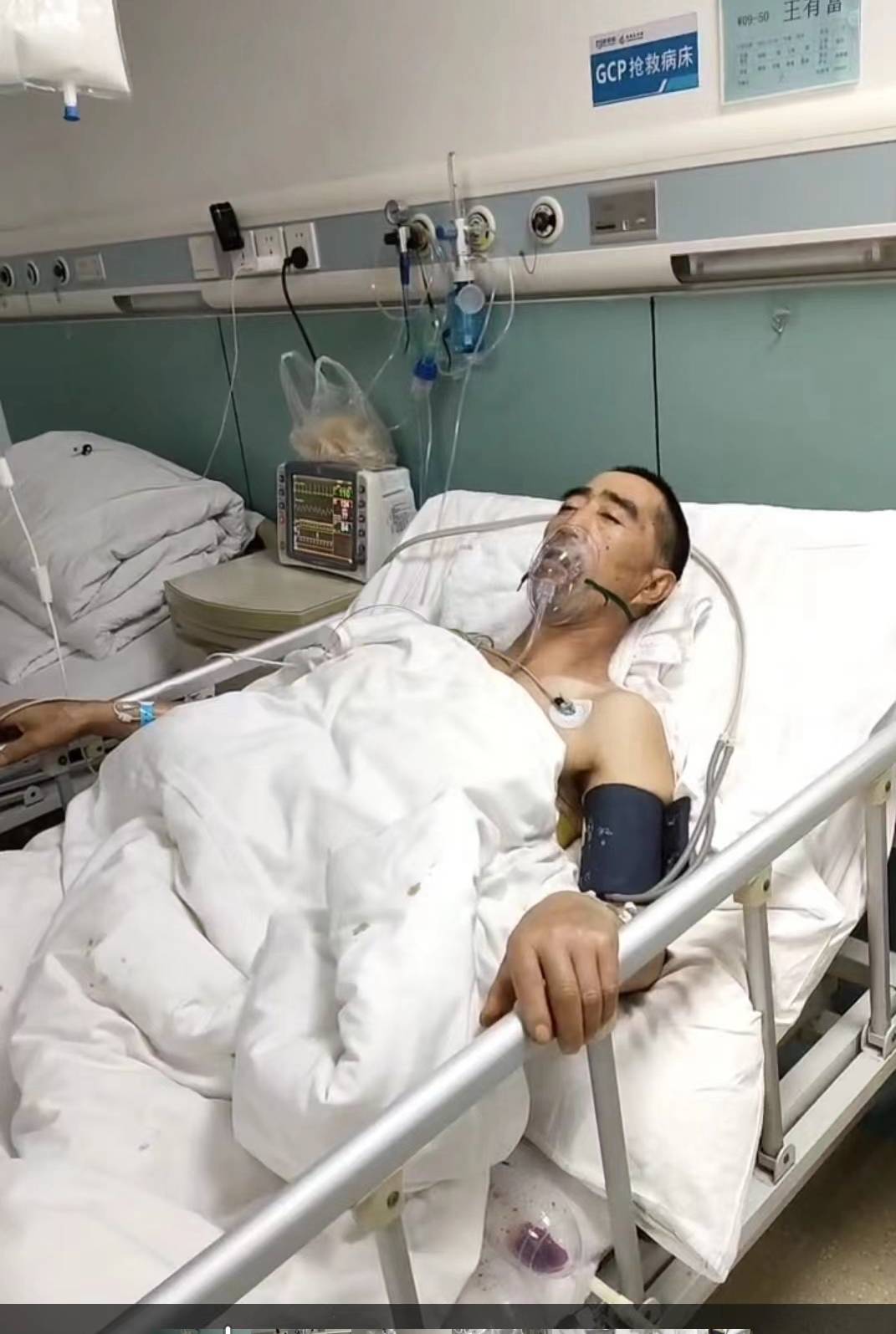 我叫王登辉,伤者是我的父亲王有富,今年58岁,来自山西省陵川县西河底