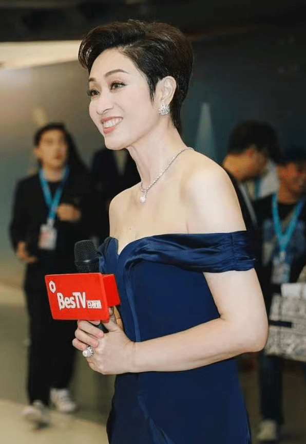 这两点,陈法蓉所穿的晚礼服完美地实现了.