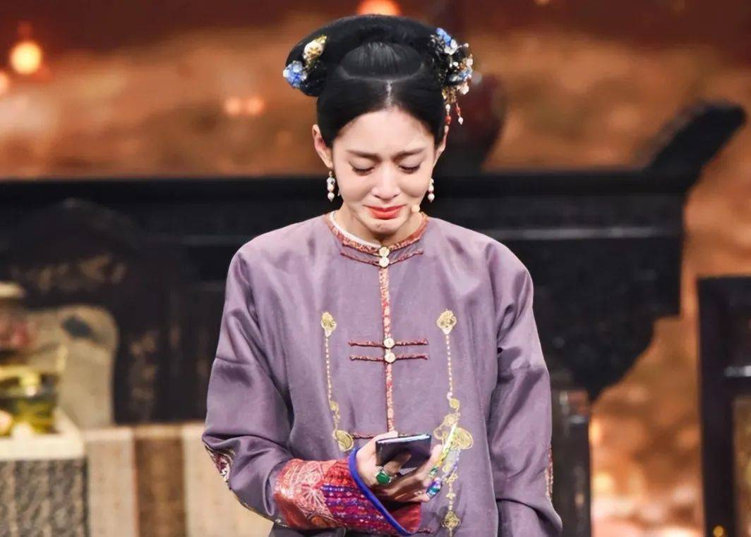 他是容嬷嬷的"儿子",努力拼搏了15年依旧红不起来,他老婆反而越来越火