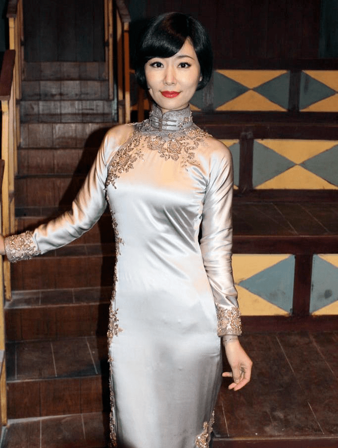 杨澜穿旗袍太威严了,轻松击败林心如!