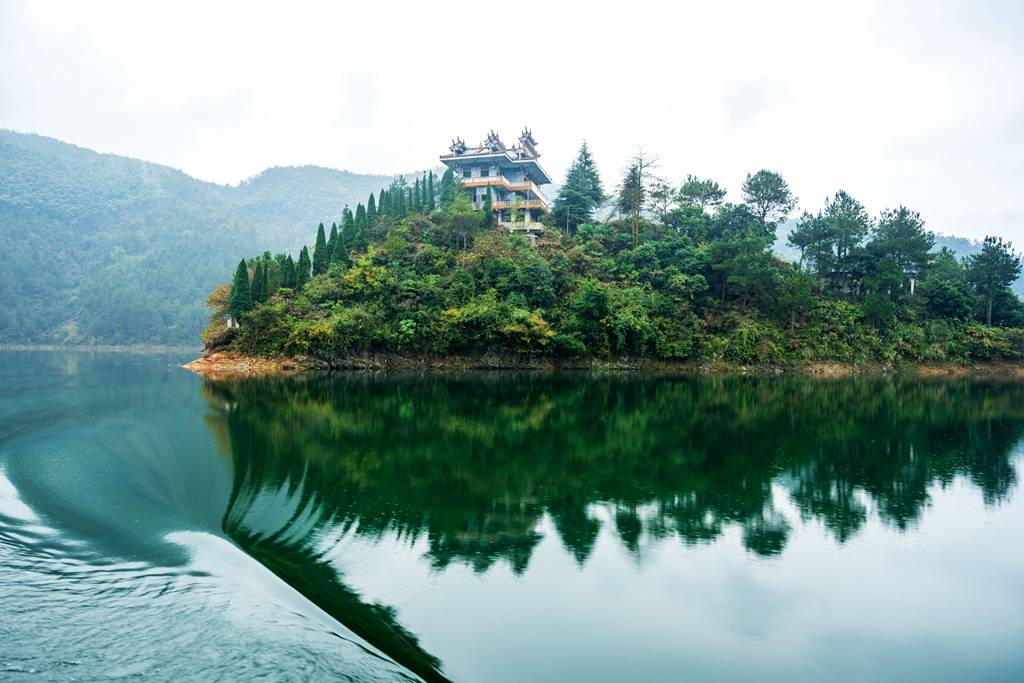 游船画舫大江口湄江旅行画卷游