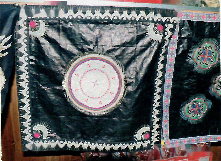 用色大胆,分别融入了侗绣,苗绣,壮绣,瑶绣,水绣以及剪纸等民间技法