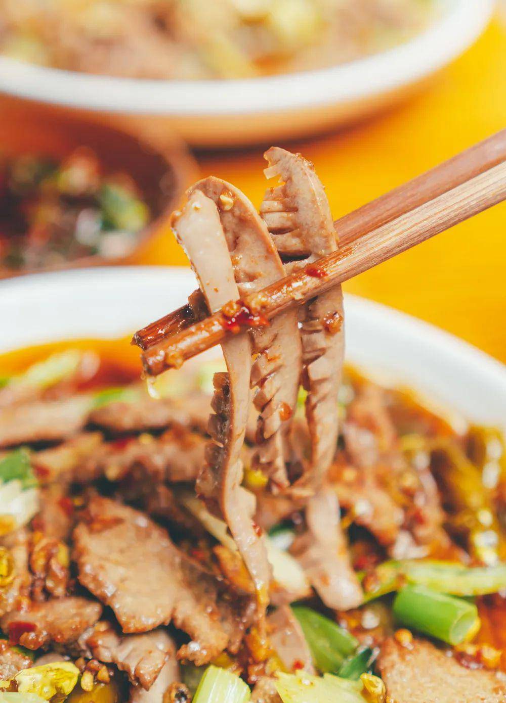 这家连名字都没得的苍蝇馆子,38℃高温都止不住排队!