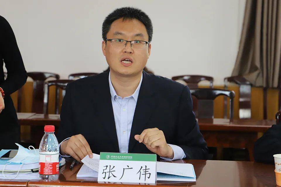 学院党委副书记,副院长张广伟代表学院详细汇报了学院疫情防控和开学