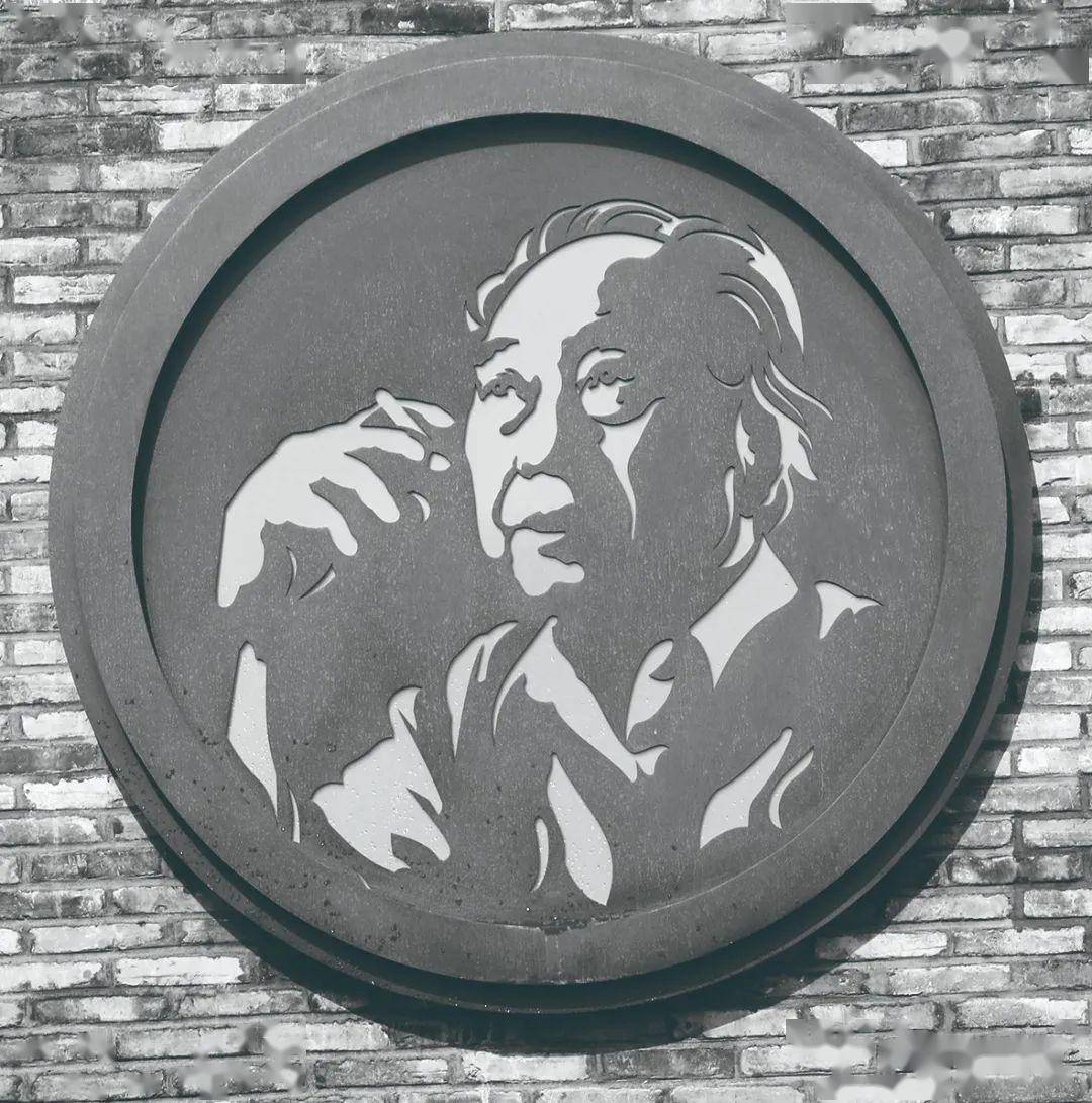 迎面的砖墙上,汪曾祺的画像悬挂其中,《受戒》《人间草木》《大淖记事