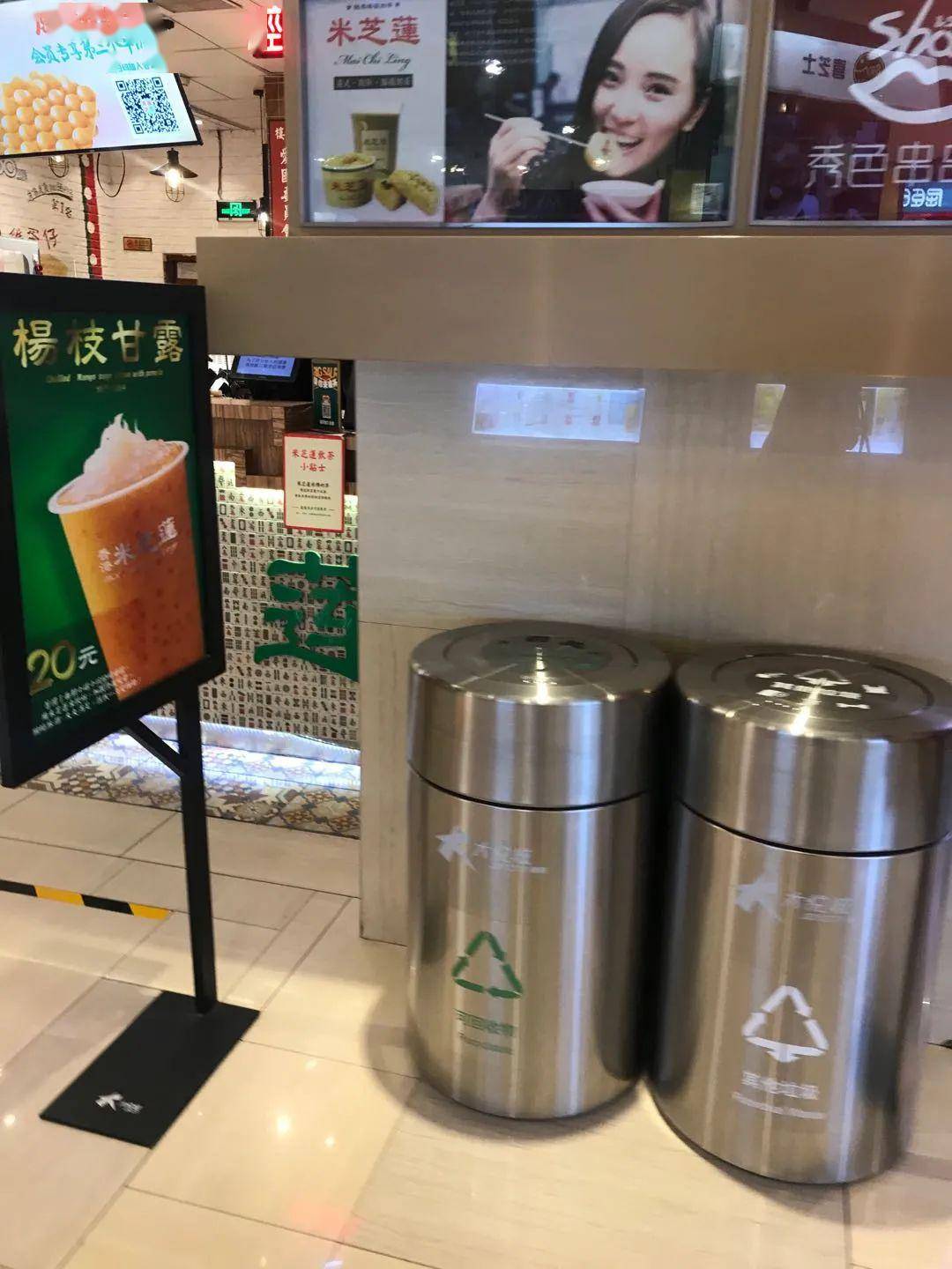 一家大型商场的垃圾桶设置/苏宁摄