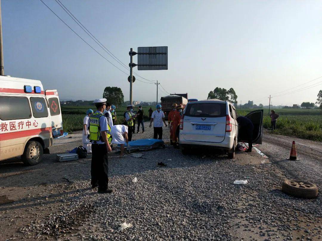 车上5人全部身亡南宁一面包车撞上大货车面包车面目全非