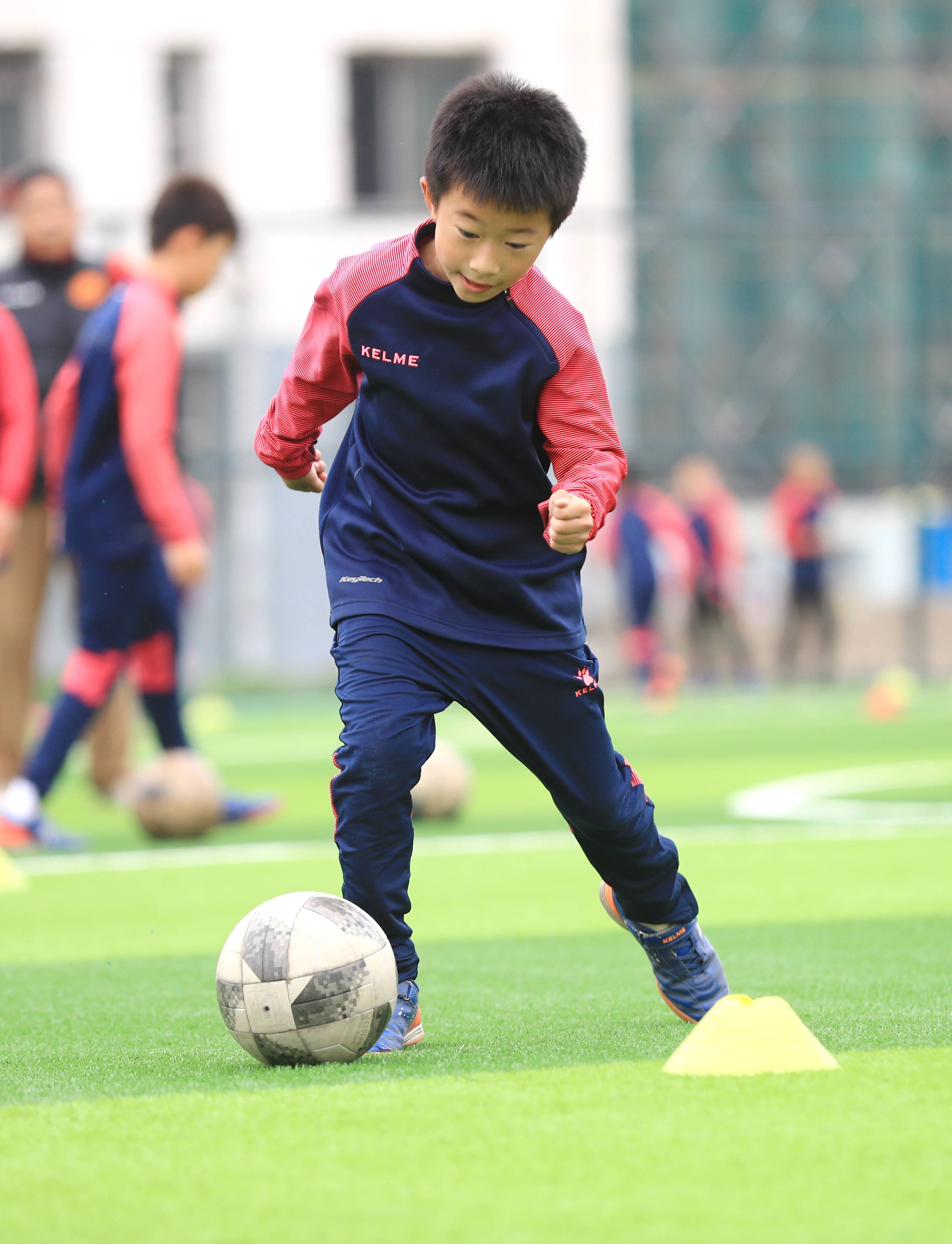 足球——河北唐山:绿茵场上的足球少年