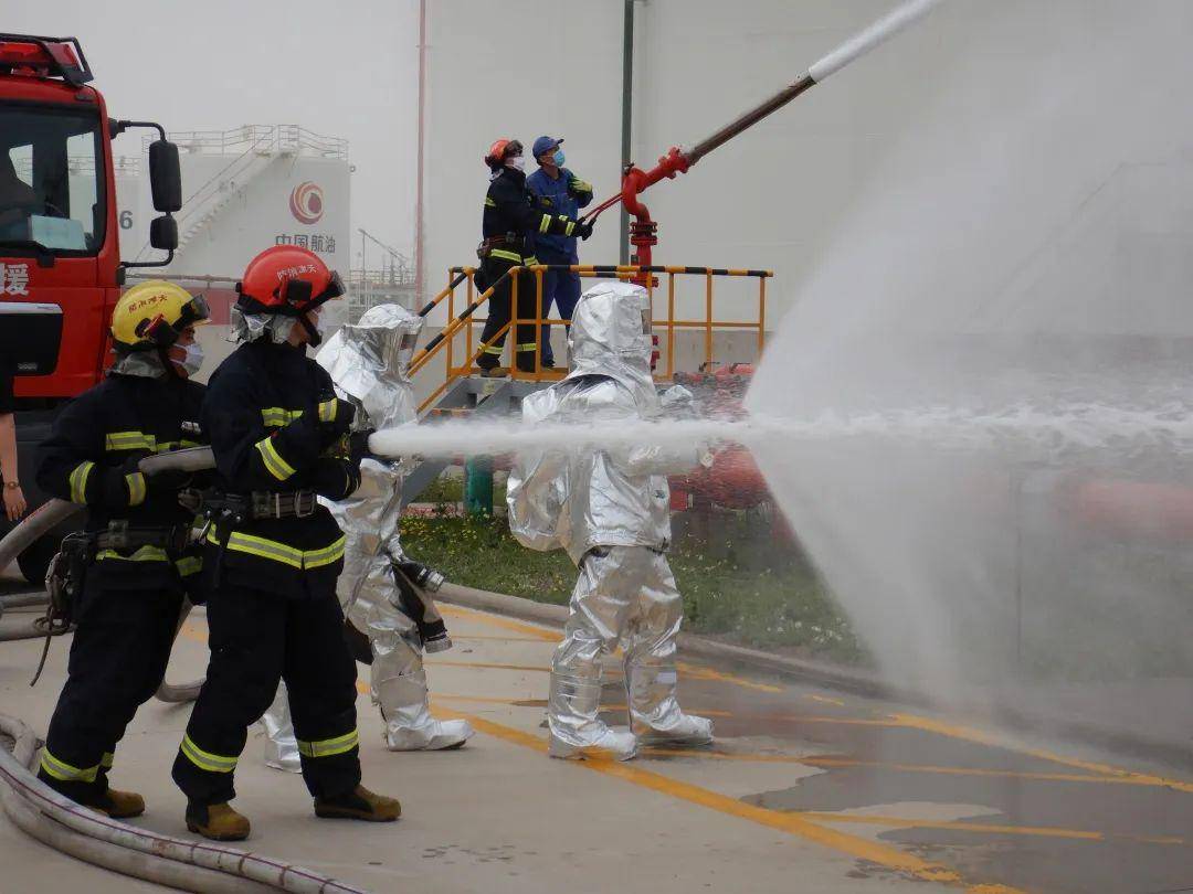 躍進路消防站到場後,壓縮空氣泡沫消防車停在一號罐東側出兩支泡沫管