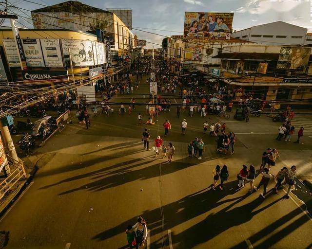 镜头下的菲律宾封城逐渐宽松生活的色彩开始点缀城市