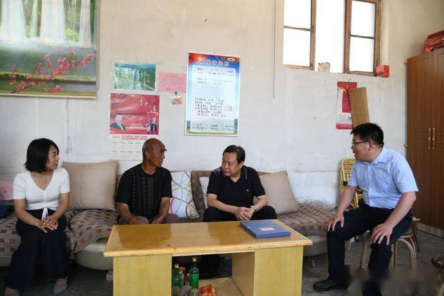 尧都区委常委,纪委书记,监委主任晋红峰深入县底镇调研指导脱贫攻坚