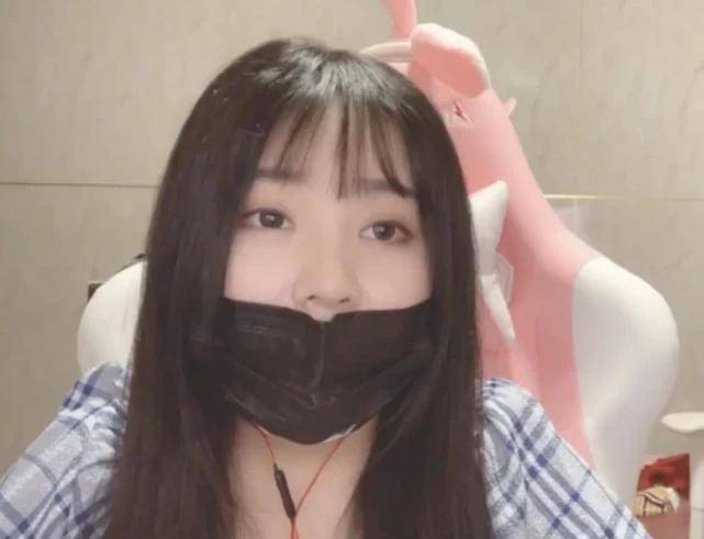 在众多主播中,斗鱼直播平台的一条小团团无疑是非常成功的,其搞笑幽默