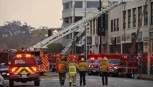 洛杉矶火灾引爆化学工厂,明火被扑灭11名消防员受伤