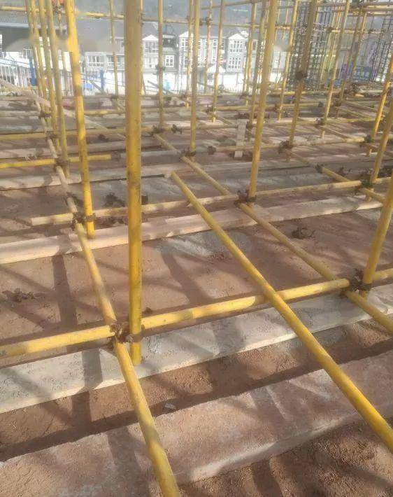 未设置扫地杆72 错误示例4)横向扫地杆宜采用直角扣件固定在紧靠