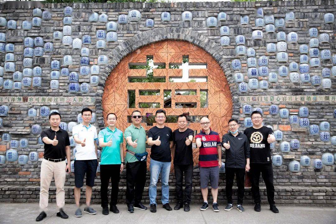 考察团队在幸福公社创始人史御力的带领下,对社区的街巷院落,农业品牌