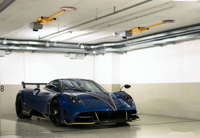 张康阳的帕加尼,全球20台,挂瑞士车牌,26岁就开上了