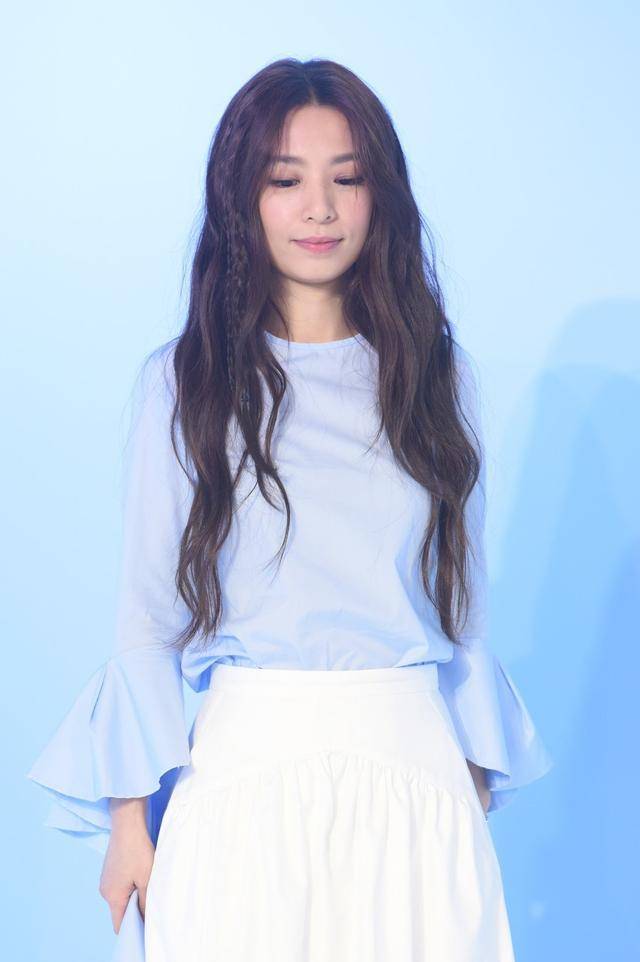 田馥甄身穿蓝色花边上衣,搭配白裙嫩回少女