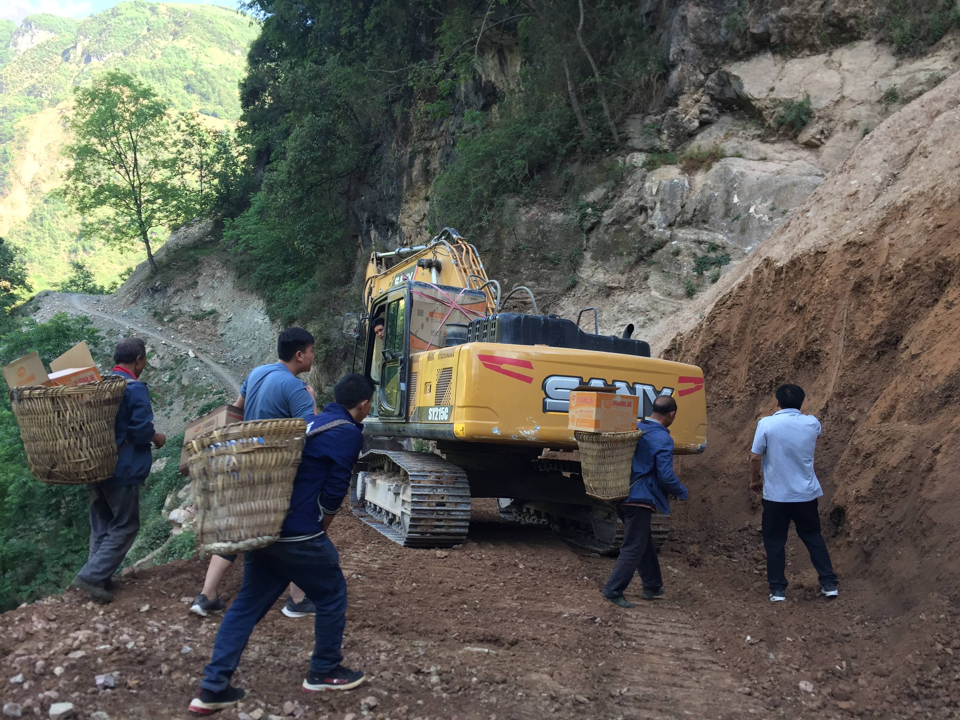 5月19日,救援人員在通往雲南省昭通市巧家縣小河鎮埡口村的山路上開展