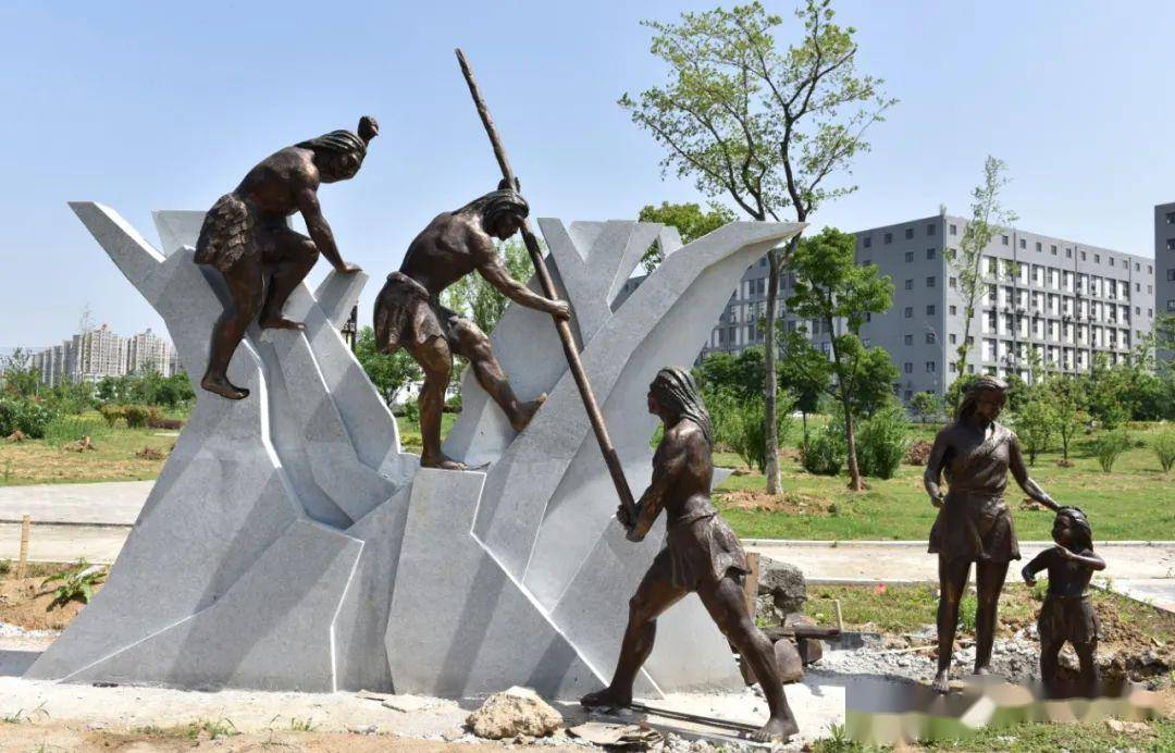 有巢氏文化主题公园雕塑群"闪亮登场".