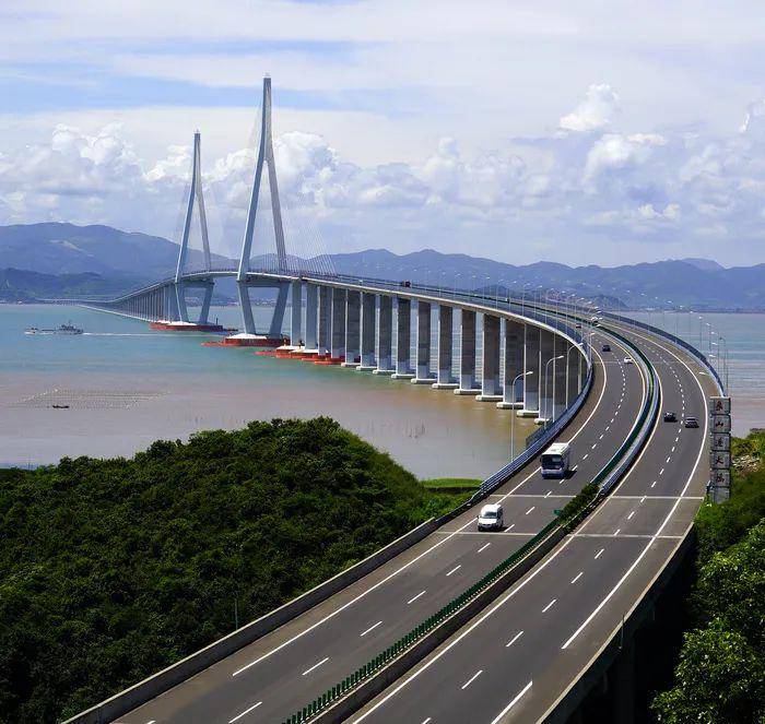 全力爭取沿海高鐵過境設站,實質性推動寧象城際鐵路,象山港二通道等