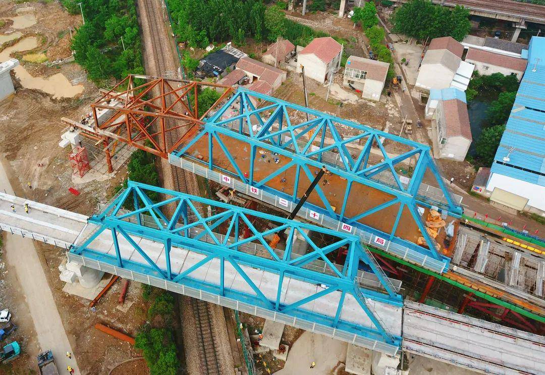 成功跨越京沪铁路上行线夹北线项目五百吨钢桁梁孙彦英一行深入施工