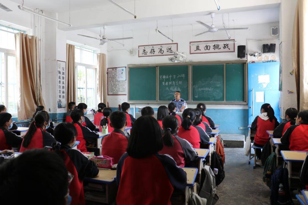小寨坝镇派出所民警冯镍在黑神庙中学给初二的学子们上了一堂法治宣传