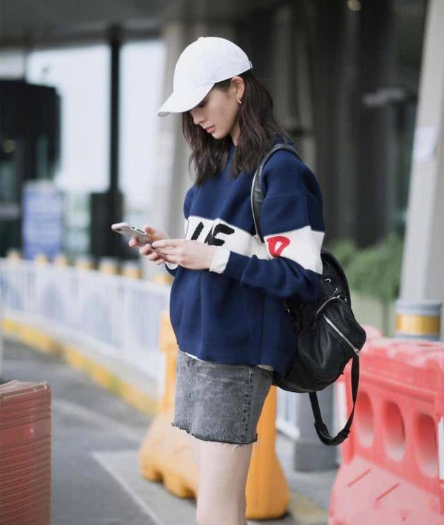 张钧甯的高级感真是让人服气穿蓝色卫衣搭配牛仔短裤