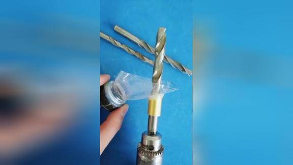 小伙真有才用矿泉水瓶制作电钻防尘罩大家看看怎么样