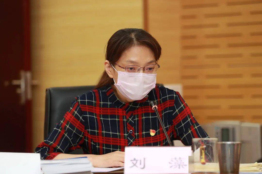 教委主任周玉玲做2019年度审计工作报告.