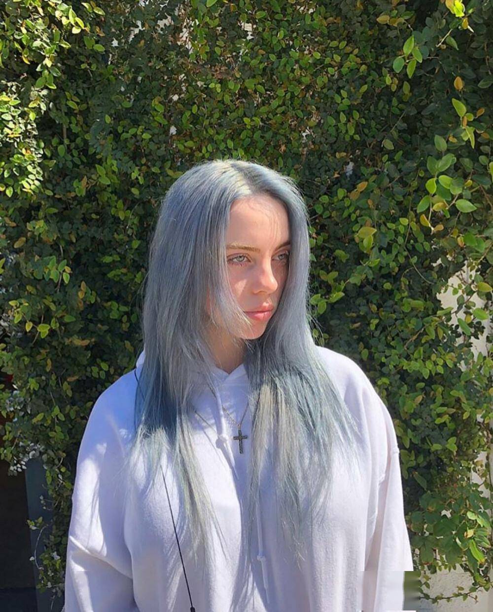 关注点居然在巨乳上碧梨优衣库村上隆三方联名oversize终于遮不住了