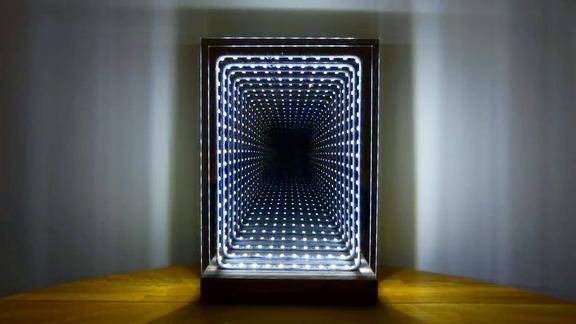 牛人仅凭两面镜子便打造出了无限空间就像时空隧道一样