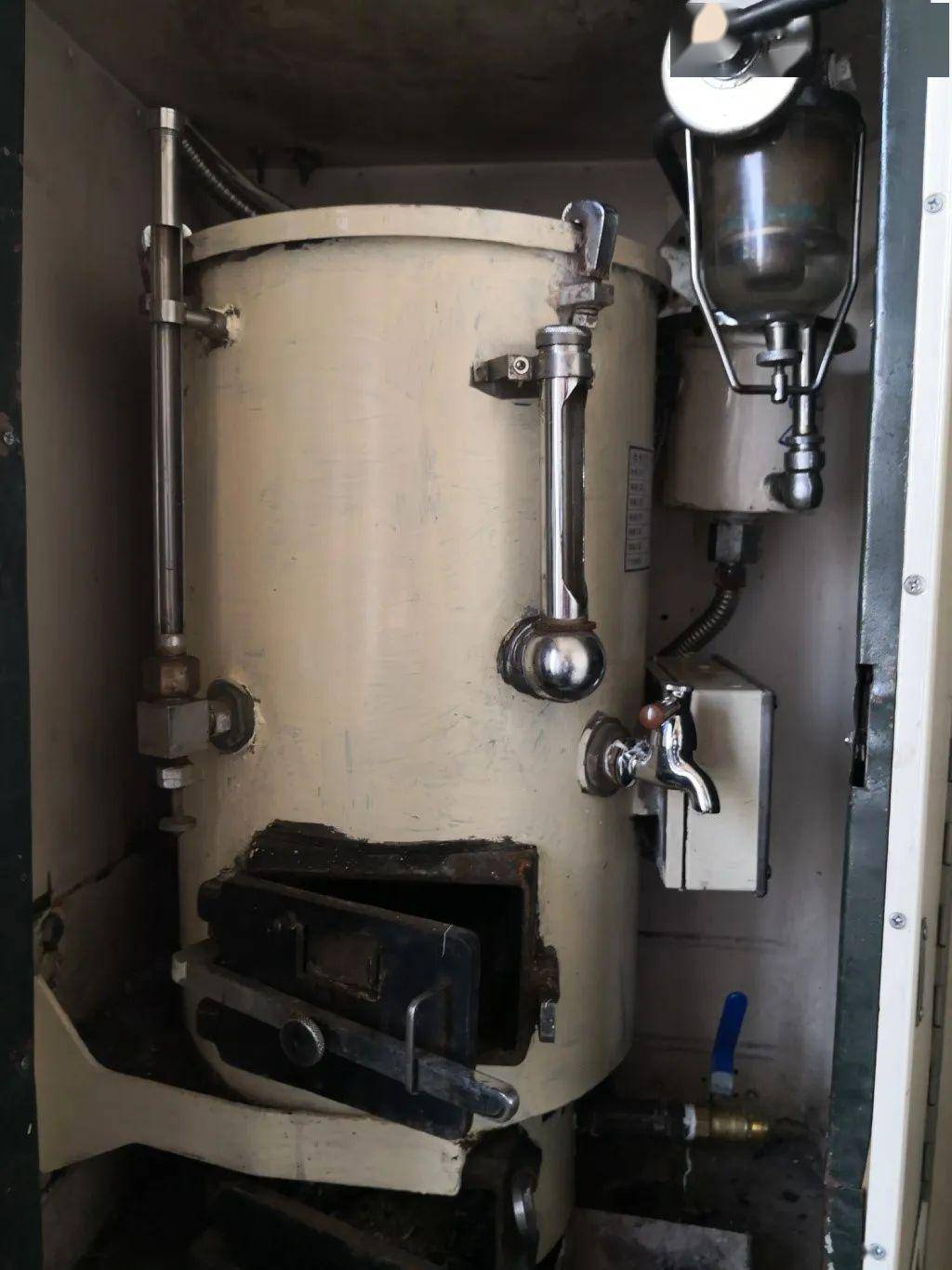 茶炉餐车作为列车的标配,按理说应该始终与整列车一路相随,但k3/4次