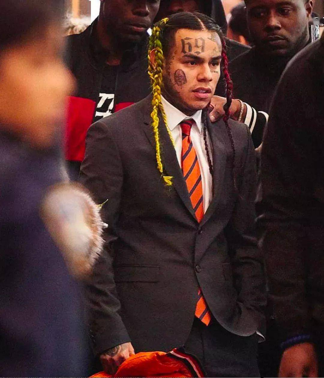 说唱歌手6ix9ine点名批评arianagrandeaj反被打脸疼不