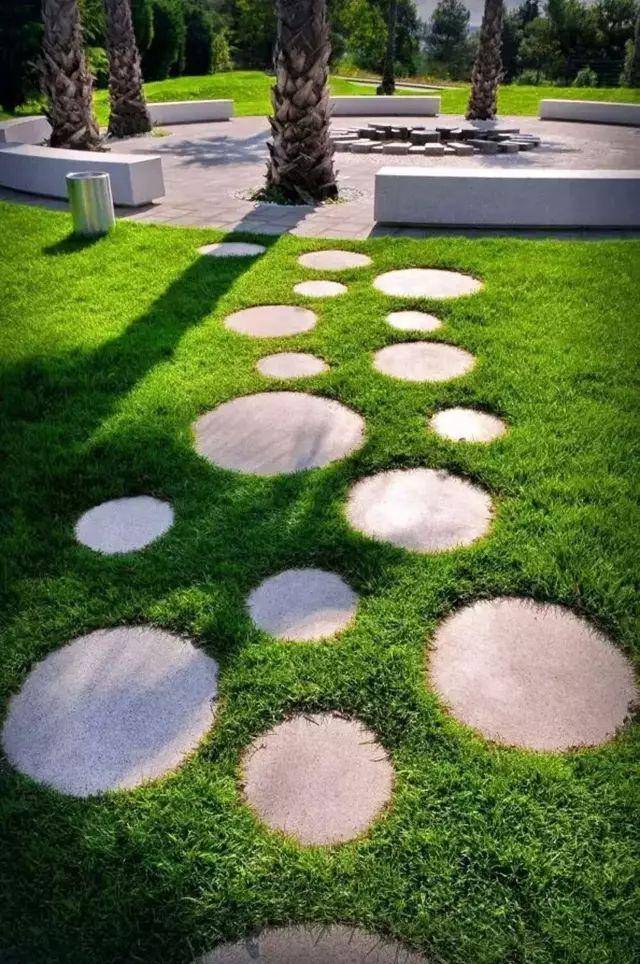 或大或小,或高或低,或紧或疏,或断或续,宛如乐曲,舒缓急骤,庭院汀步景