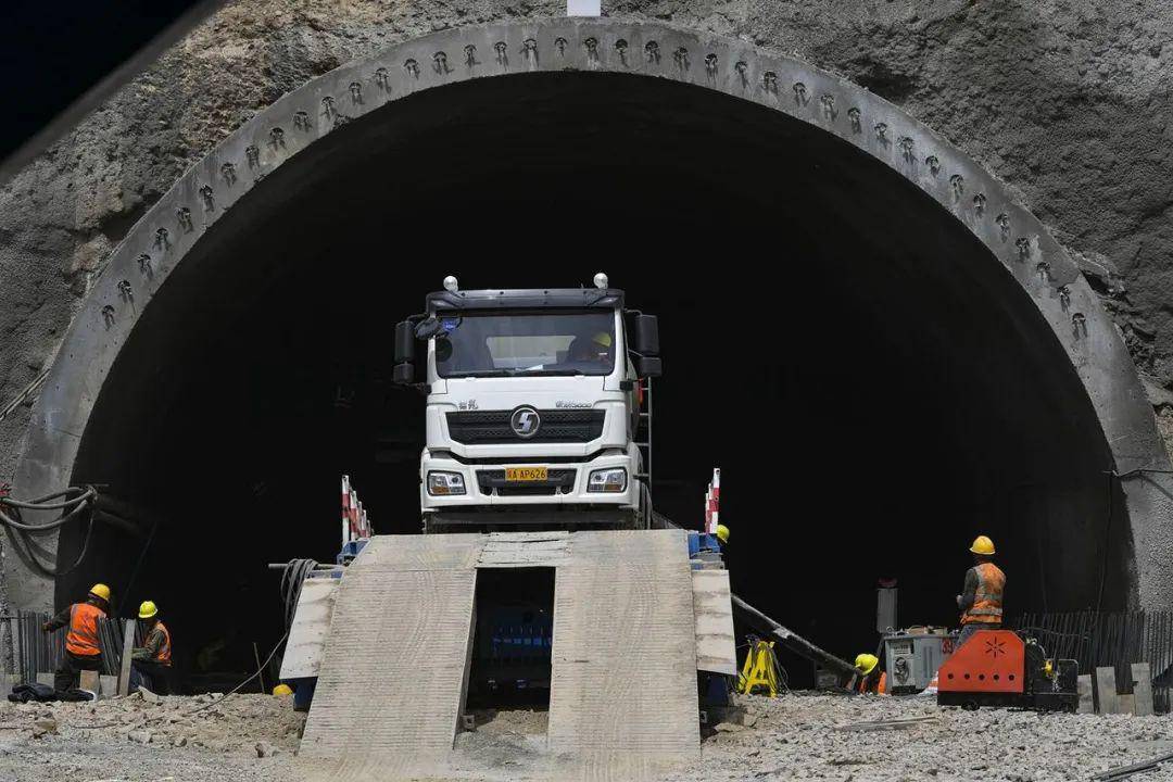 新疆這條最長高速公路隧道施工有序進行.計劃建設工期為六年!