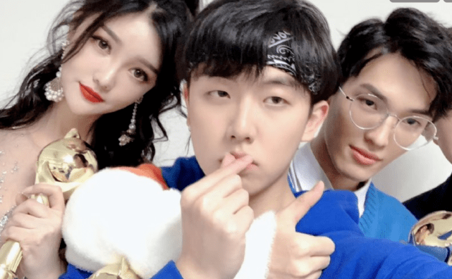 甜蜜合照,毕竟粉丝们都有了直接的证据,于是不求人和汤圆也就顺势官宣