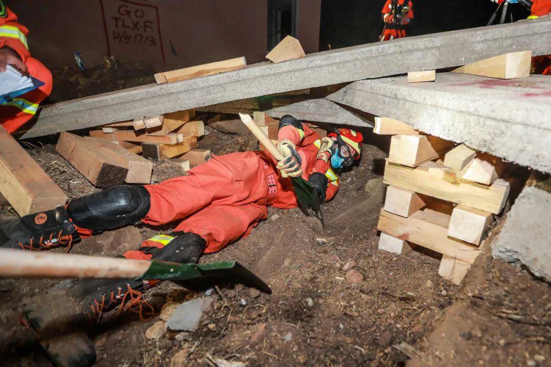 75级地震来袭铁岭消防开展72小时不间断地震救援实战拉动演练