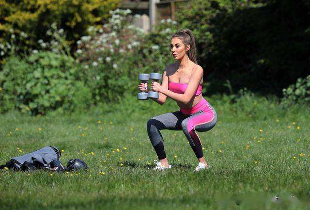 明星克洛伊·韦奇(chloe veitch)在埃塞克斯的滨海克拉克顿健身