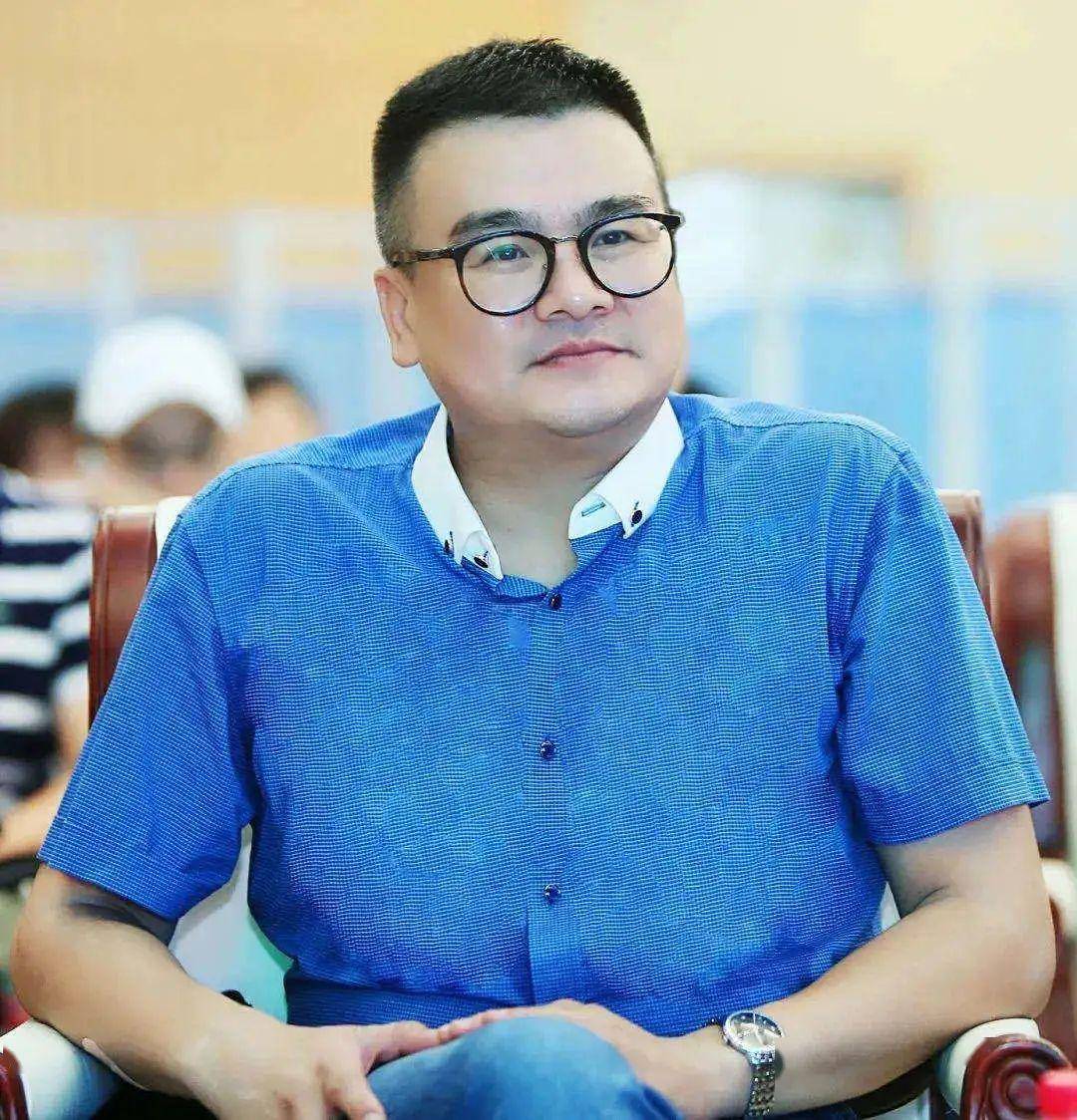 为切入口,主歌部分描绘现代人的共同心态:到外面去,感受不一样的松