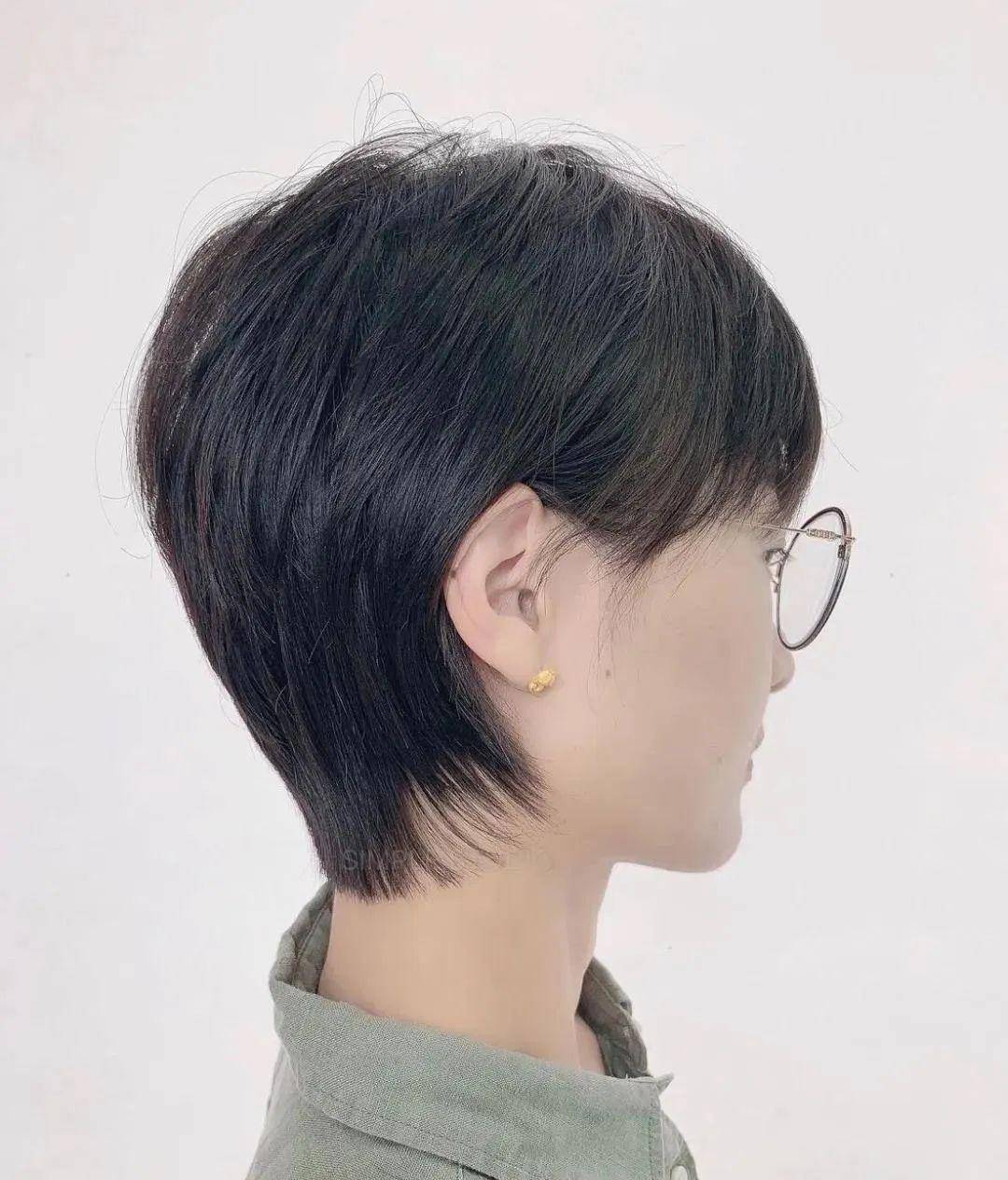 立体感的短发看起来很有层次,耳边的微卷发性感又迷人"海螺头"因发型