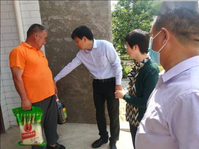 咸阳市第一人民医院来武功县长宁镇镇西村开展三送三帮活动