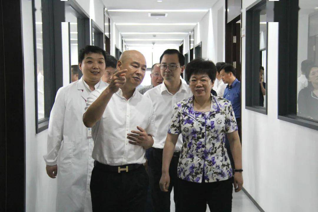 在随后的座谈会上,公司副总裁周林向副省长陈奕君一行介绍了公司的