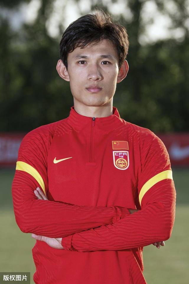 国足新增人员单人照曝光:洛国富与蔡慧康,谁更强壮?