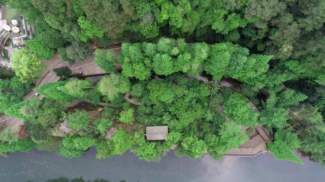 飞仙阁是蒲江沿蒲江河和临溪河岸14处两汉至唐宋摩崖石刻造像群中规模