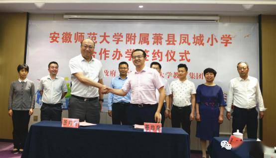 签约仪式上,武戈与胡鑫代表双方签订合作协议.