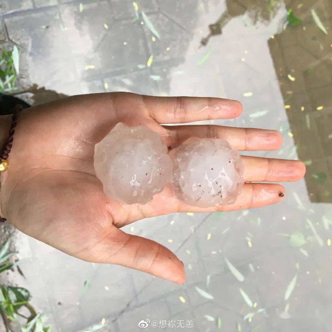 冰雹又來山東多地杏核大小密密麻麻車窗被砸破馬上還有雷雨大風