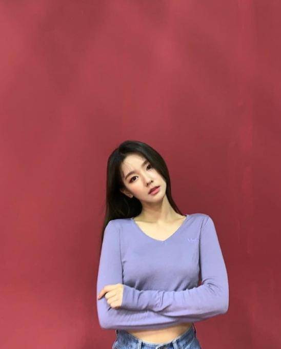 周洁琼穿jk制服也太好看了吧!蝴蝶结领带显少女,说18岁都不过分