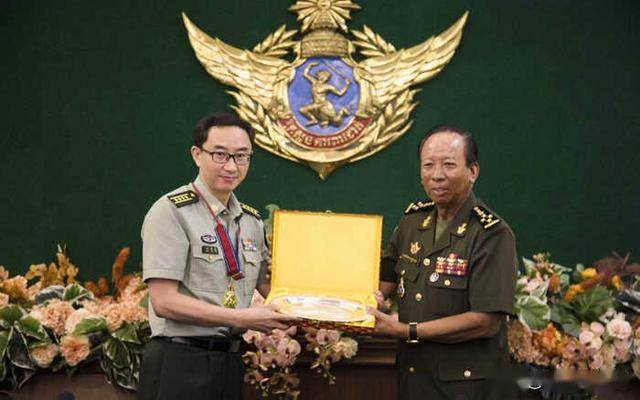 柬埔寨国防部为中国援柬抗疫军医专家组授勋