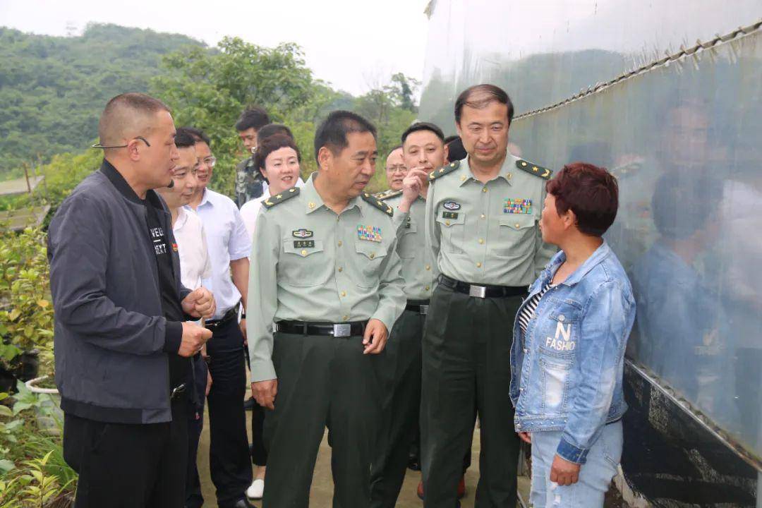 在红心村扶贫产业园,肖安水一行认真听取中央军委政治工作部援建的